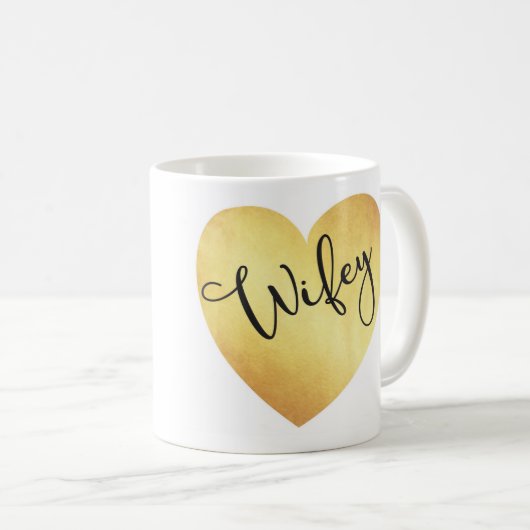 wifey Kalligraphie-Tasse mit Goldfolienherzen Kaffeetasse (VorderseiteRechts)