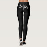 Wifey Leggings<br><div class="desc">Diese super niedlichen schwarzen Leggings werden mit Wifey verziert, das über die Rückseite in das Weiß geschrieben wird und machen sie perfekt für das Jungvermählten, oder bald zu sein wed Mädchen. Dieses würde als Geschenk entzückend sein, damit die Braut auf ihren Flitterwochen trägt.</div>