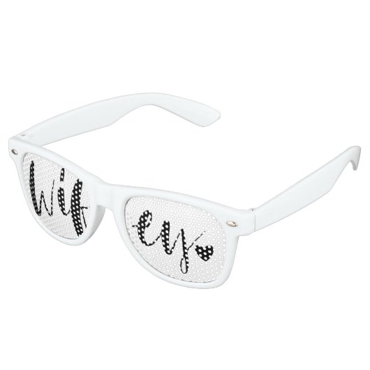 Wifey Liebe | Stilvolle Black Brush Script & Heart Partybrille (Schrägansicht)