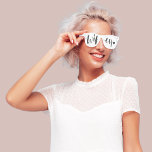 Wifey Liebe | Stilvolle Black Brush Script & Heart Partybrille<br><div class="desc">Unsere weiße Liebe-Sonnenbrille ist das perfekte Accessoire, um einen sonnigen Flitterwochenurlaub zu beginnen oder im Sommer cool bleibe. Kaufen Sie diese weiche Sonnenbrille als Leckerei für sich selbst oder das ist ein hervorragendes Geschenk für die Braut, die Sie lieben. Das Design verfügt über eine stilvolle Skriptstil schwarze Typografie "wifey" in...</div>