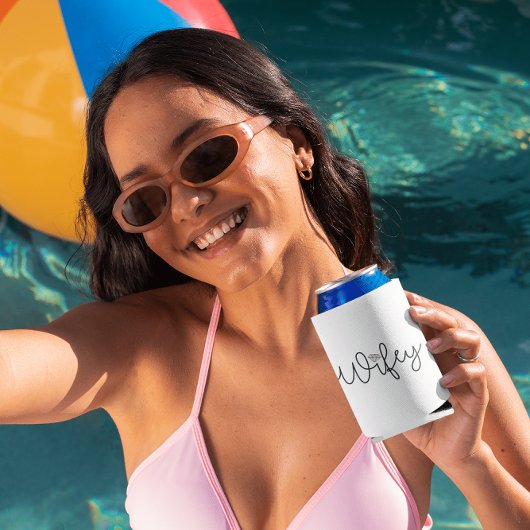 Wifey Modern Black Script Diamond Dosenkühler