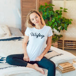 Wifey Modern Black Script White , Geschenk für Ehe T-Shirt<br><div class="desc">Niedliches und einfaches "wifey" Shirt in einem modernen schwarzen Skript. Macht ein großartiges Brautparty,  Junggeselinnen-Abschied oder Hochzeitsgeschenk für die Zukunft Frau!</div>