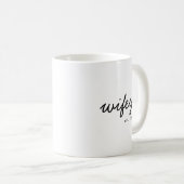 Wifey Modern Minimalistisch Script Personalisiert Kaffeetasse (VorderseiteRechts)