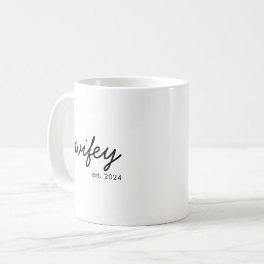 Wifey Modern Minimalistisch Script Personalisiert  Kaffeetasse (Vorderseite Links)