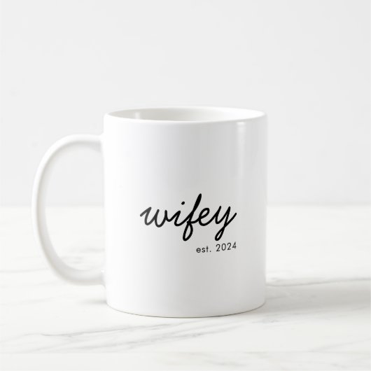 Wifey Modern Minimalistisch Script Personalisiert Kaffeetasse (Links)