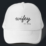 Wifey Modern Minimalistisch Script Personalisiert  Truckerkappe<br><div class="desc">Mit diesem personalisierten Hut kreieren Sie ein individuelles Geschenk für die frisch verheiratete Braut.</div>