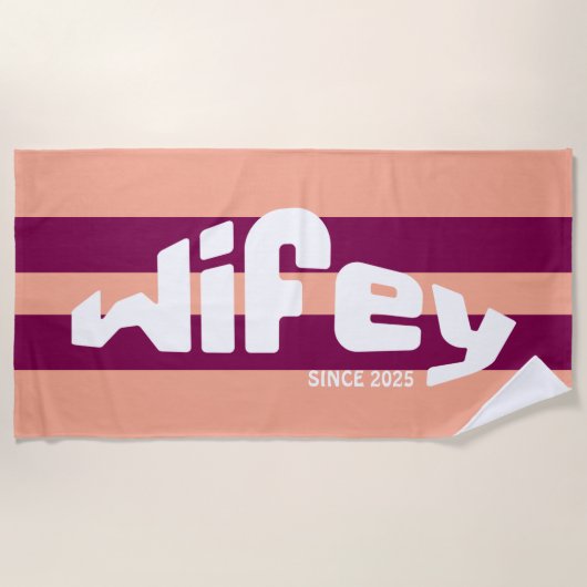 Wifey New Bride Coral Pink Stripe Beach Handtuch (Vorderseite)