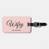 Wifey Newlyred Modern Script Custom Monogram Name Gepäckanhänger (Vorderseite horizontal)