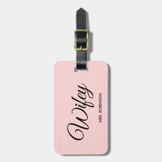 Wifey Newlyred Modern Script Custom Monogram Name Gepäckanhänger (Vorderseite vertikal)