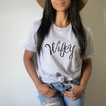 Wifey Niedlich Black Script Gray Womens T-Shirt<br><div class="desc">Niedliches und einfaches "Wifey" Shirt in einem modernen schwarzen Skript. Macht ein großartiges Hochzeitsgeschenk für die Zukunft Frau!</div>