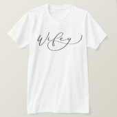 Wifey Niedlich Script Newlywed Shirt (Design vorne)