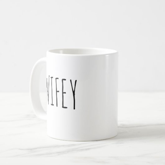 "Wifey" RAE DUNN inspiriert Kaffeetasse (Vorderseite Links)