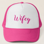 Wifey. Rosa und Weiß Truckerkappe<br><div class="desc">Niedlich,  rosa und weiß,  "Wifey, " Hut. Nettes Geschenk für einen eben Wed. Zusammenbringen Schwarzweiss,  "Hubby, " Hut auch verfügbar.

https://www.zazzle.com/hubby_black_and_white_trucker_hat-148340257032118617</div>