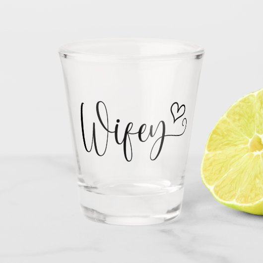 Wifey-Typografie mit Herz Schnapsglas (Vorderseite)