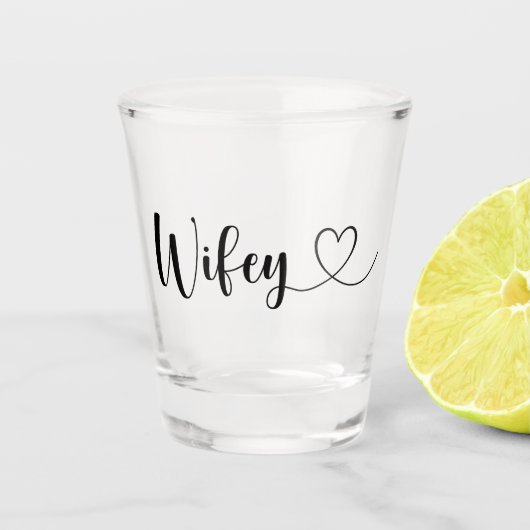 Wifey-Typografie mit Herz Schnapsglas (Vorderseite)