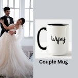 Wifey Wedding Honeymoon Couple Tasse<br><div class="desc">Einfaches Schwarzweiß-Skript-Design. Kaufen Sie mit der passenden "Hubby"-Tasse: https://www.zazzle.com/z/a1bfnkyo?rf=238256703991377343 macht ein tolles Hochzeitsgeschenk!</div>