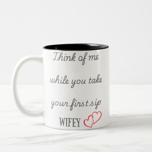 "Wifey's Morning Erinnerung Tasse" Zweifarbige Tasse (Links)