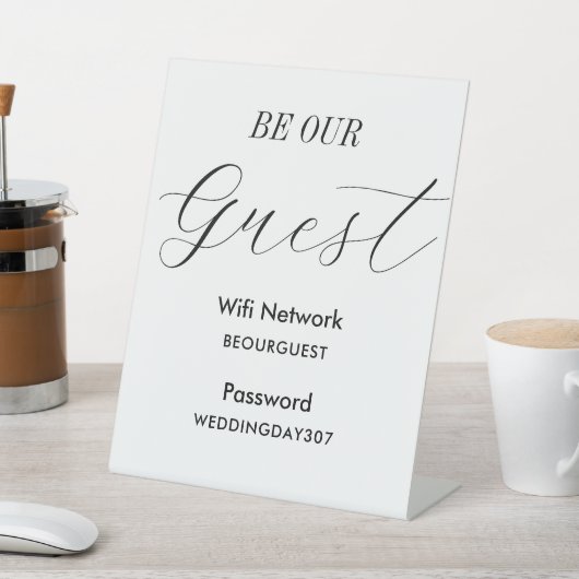 WiFi Be Our Guest Schwarz-weiß Wedding Sockelschild (In SItu)