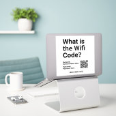 WiFi-Code mit QR-Code auf einem Aufkleber (Laptop auf Schreibtisch)
