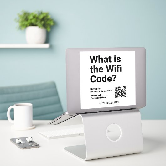 WiFi-Code mit QR-Code auf einem Aufkleber (Laptop auf Schreibtisch)