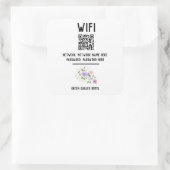 WiFi-Code mit QR-Code und Blumendesign Quadratischer Aufkleber (Tasche)
