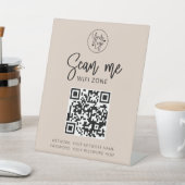 WiFi-Netzwerk QR-Code scannen Sie mich rot pink Bu Sockelschild (In SItu)