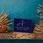 WiFi Password Signing Navy Blau Fotoplatte<br><div class="desc">Modern WiFi Passwort signieren,  um Ihre Netzwerkinformationen mit Gästen zu teilen. Ideal für Strandhäuser,  Airbnb Vermietungen,  Bed & Breakfast Zimmer und vieles mehr. Minimal modernes Design in marineblau-weiß mit elegantem Drehbuch und einfacher,  leicht lesbarer Typografie.</div>