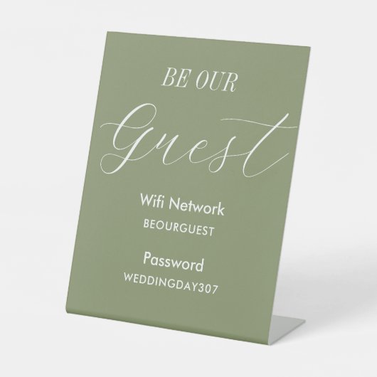 WiFi Sage Green Be Our Guest Wedding Sockelschild (Vorderseite)