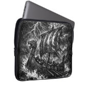 Wikinger-Langschiff im Sturm — Ink Saga Art Laptopschutzhülle (Vorne Rechts)