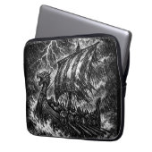 Wikinger-Langschiff im Sturm — Ink Saga Art Laptopschutzhülle (Vorderseite Links)