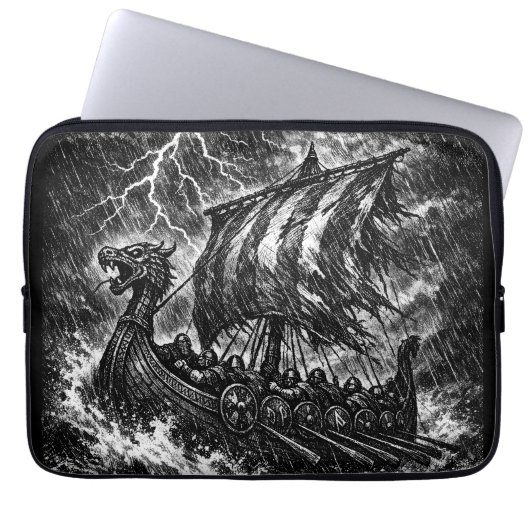 Wikinger-Langschiff im Sturm — Ink Saga Art Laptopschutzhülle (Vorderseite)