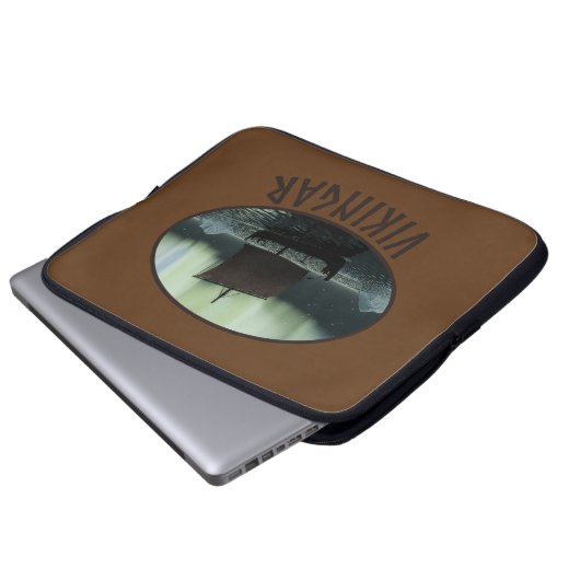 Wikingschiff und Nordlichter Laptopschutzhülle (Vorne Knopf)