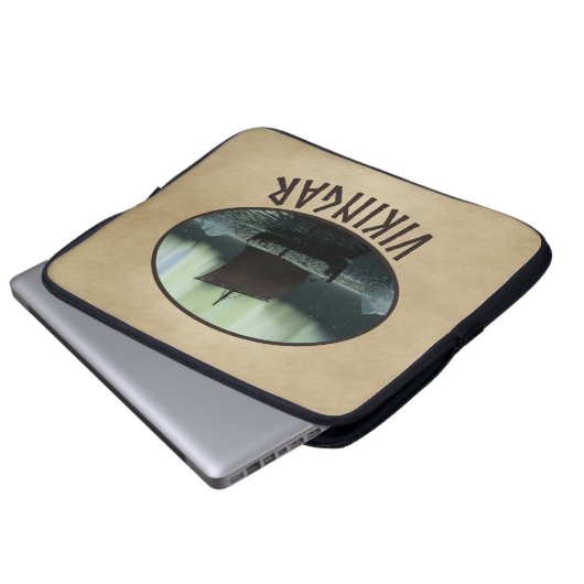 Wikingschiff und Nordlichter Laptopschutzhülle (Vorne Knopf)
