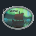 Wikingschiff und Nordlichter Ovale Gürtelschnalle<br><div class="desc">Ein leicht stilisiertes Bild eines Viking-Langschiffs,  das nachts unter den Nordlichter segelt,  gibt es einige Eisberge; die meiste Crew schläft. Text liest "VIKINGAR" (Wikings) wird ebenfalls angezeigt.</div>