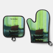 Wikingschiff unter Nordlicht Ofenhandschuh & Topflappen-Set (Vorderseite)