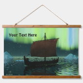 Wikingschiff unter Nordlicht Wandteppich Mit Holzrahmen (Vorne)