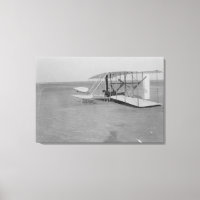 Wilbur Wright in beschädigtem Flugzeug nach