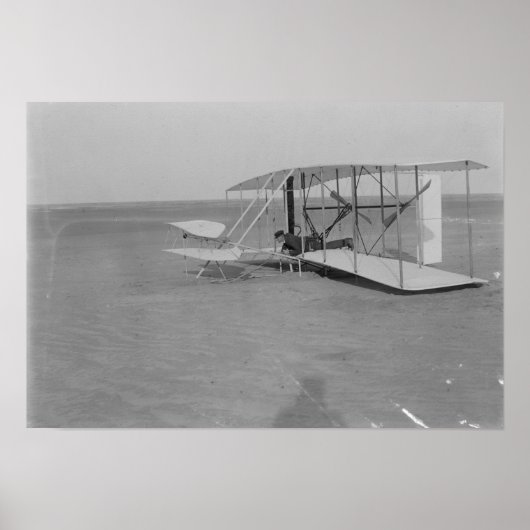 Wilbur Wright in beschädigtem Flugzeug nach Poster (Vorne)