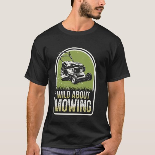 Wild About Mowing Funny Lawn Mowing Lawn Mower T-Shirt (Vorderseite)