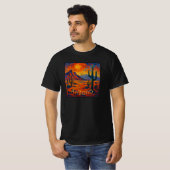 Wild Arizona - Lebhafte Wüstenlandschaft mit Kakte T-Shirt (Vorne ganz)
