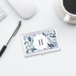 Wild Azure | Monogramm Visitenkarten Dose<br><div class="desc">Eleganter botanischer Visitenkartenhalter: Ihr Single hat ein erstes Monogramm,  das durch einen Rand von üppigen Aquarellfarben-Blätter in Blautönen auf einem knusprigen,  weißen Hintergrund gerahmt ist. Passende Visitenkarten und Accessoires gibt es auch in unserer WildAzure-Kollektion.</div>