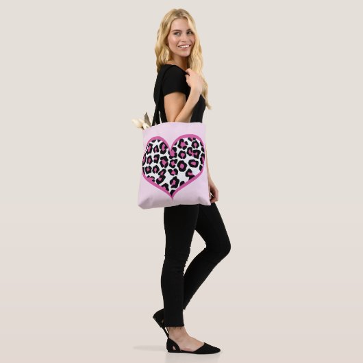 Wild bei Heart Leopard Print Tasche (Am Model)