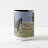 Wild-Black-Stallion-Tasse Zweifarbige Tasse (Mittel)