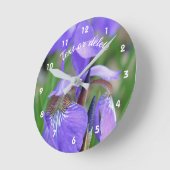 Wild blaue Flagge Iris Blume Personalisiert Runde Wanduhr (Winkel)