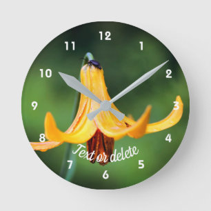Wild Canada Lily With Insect Personalized Runde Wanduhr
