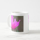 Wild Cyclamen Macro Kaffeetasse (Vorderseite Links)
