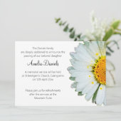Wild Daisy Funeral Announcement Card Einladung (Stehend Vorderseite)