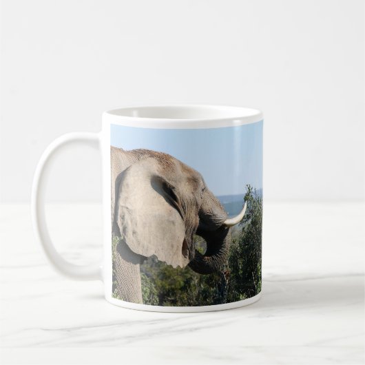 Wild Elephant Eating, Südafrika Kaffeetasse (Links)