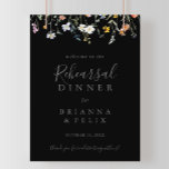 Wild florales Schwarzes Rehearsal Dinner Willkomme Poster<br><div class="desc">Dieses wildromantische,  schwarze Probe-Willkommensschild eignet sich perfekt für eine moderne Hochzeitsprobe. Das Design ist in Aquarellfarbe,  Rosa,  Rosa,  lila,  Marineblau und Weiß elegant Blume mit smaragdgrünen Blätter in einem dunklen Hintergrund.</div>