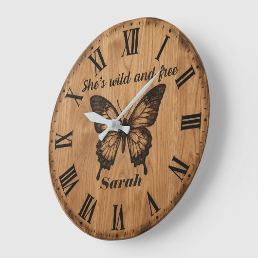 Wild & Free Wall Clock | Custom Name Gift Große Wanduhr (Winkel)